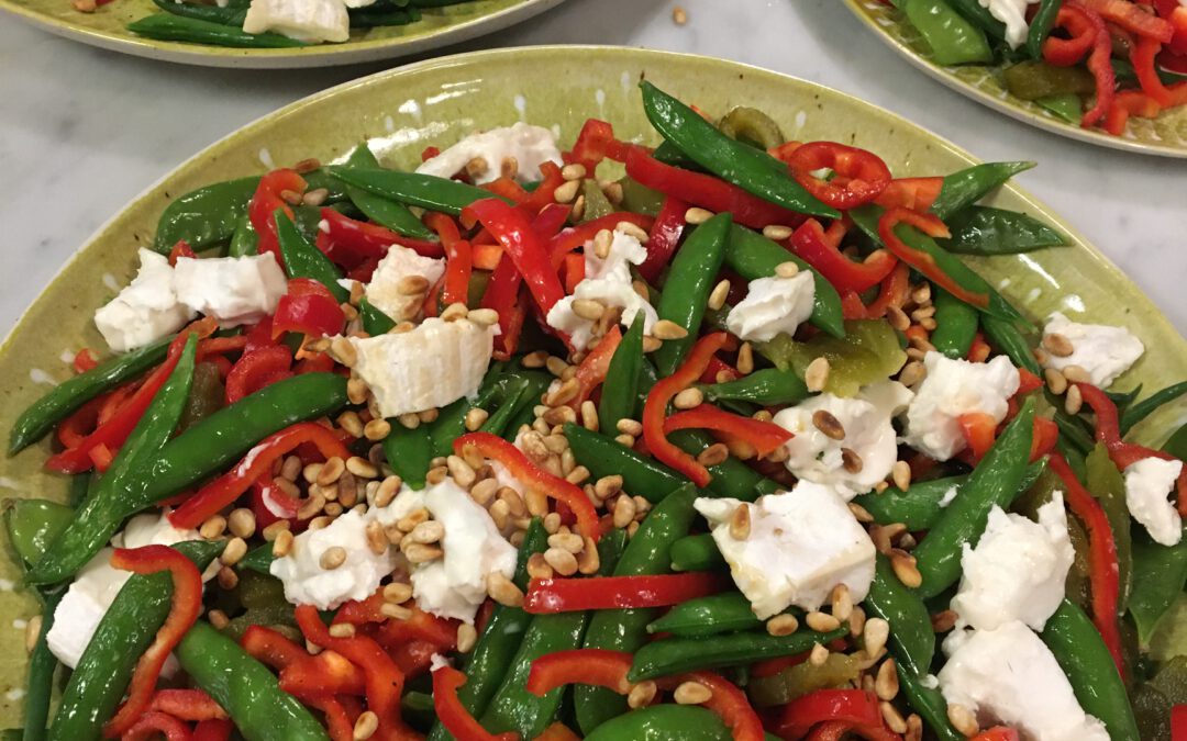 Groene salade met geitenkaas en pasta